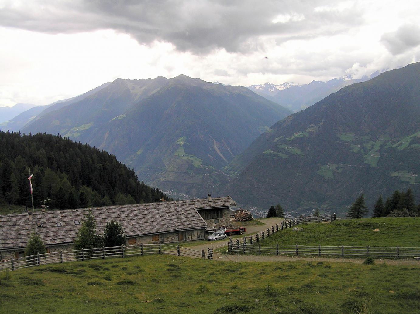 Blick über Naturnser Alm und Vinschgau auf die Ötztaler Alpen